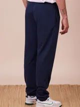 Pantalón deportivo jogger recto negro con bolsillos laterales con cierre.