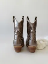 Botas texanas de cuero color peltre con bordados en el empeine y caña media.