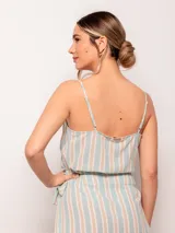 Top de algodón con estampa de rayas verticales en azul, blanco y rojo, con tirantes finos regulables y detalle de nudo en el escote.