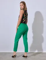 Pantalón de vestir verde esmeralda, de corte recto, con bolsillos laterales y traseros.