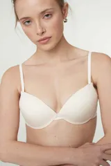Soutien push up de microfibra sin costuras, con aros y breteles regulables. Cuenta con cierre de broche doble en la espalda.