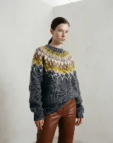 Buzo de tejido de punto con diseño de guarda geométrica en la parte superior, cuello redondo y mangas largas con puños acanalados.