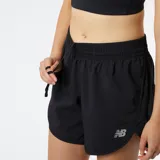 Short de running New Balance Accelerate 5 Inch, color negro, con cintura elástica y logo reflectivo en la pierna.