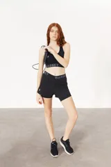 Short deportivo negro con cintura elástica con la marca Basset en gris. Incluye calza interior.