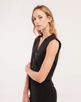 Chaleco de vestir gris oscuro con textura tipo tweed, escote en V y botones frontales. Corte levemente entallado y largo a la cintura.