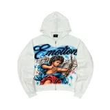 Campera con capucha de corte boxy fit en color blanco, con cierre frontal completo y un llamativo estampado estilo aerógrafo que presenta la palabra 'Emotion' en azul y la figura de un cupido con arco y flecha.