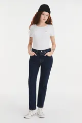 Jeans Levi's 501 Crop de tiro alto, color azul oscuro, con corte recto y largo hasta el tobillo.