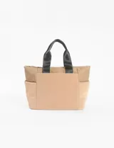 Cartera bandolera color beige con detalles en negro, confeccionada en cuero sintético. Tiene dos bolsillos frontales con cierre, correa larga regulable y asa de mano.