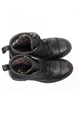 Borcego acordonado color marrón de cuero con suela beige y taco cuadrado.