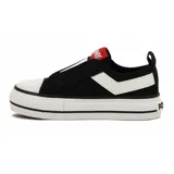 Zapatilla Pony urbana de lona negra con elásticos blancos cruzados en el empeine y suela de plataforma blanca con línea negra.