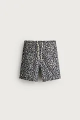 Short de baño largo con estampado geométrico en tonos oscuros sobre fondo claro, cintura elástica ajustable con cordón y bolsillos laterales.