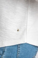 Sweater blanco de algodón peinado con elastano, de calce oversize y mangas largas.