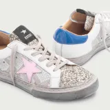 Zapatillas bajas de cuero vacuno blanco con estampado python en gris, detalle de glitter dorado en puntera y talón, estrella rosa de charol y contrafuerte azul.