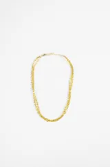 Collar dorado de doble cadena con cuentas metálicas facetadas. Cierre con mosquetón y cadena de alargue.