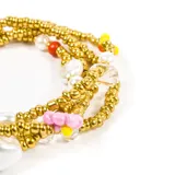 Pulsera elástica con cuentas doradas, perlas blancas, cuentas de colores y cuentas de vidrio transparente.