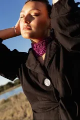 Gargantilla tejida a mano en crochet con seda viscosa color fucsia.