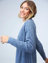 Cardigan largo tejido de punto color celeste, marca Elle, con bolsillos delanteros.