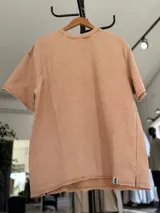 Remerón de corte oversize en tejido rústico con efecto gastado, cuello redondo y mangas cortas.
