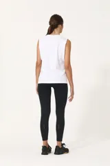 Musculosa blanca de algodón con corte holgado y sisas amplias.