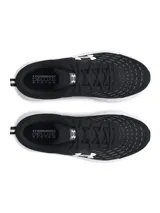 Championes de running Under Armour modelo Charged Assert 10, color negro con detalles en blanco. Presentan una parte superior de malla transpirable con revestimientos de cuero sintético para mayor soporte, entresuela Charged Cushioning para amortiguación y suela de caucho macizo.