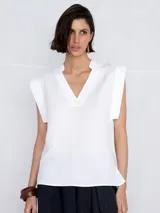 Remera blanca sin mangas con cuello mao.