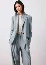 Pantalón de vestir celeste de corte recto y holgado, con pinzas en la parte delantera y bolsillos laterales.