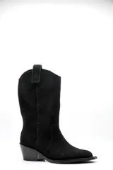 Bota 2 en 1 de cuero negro, con caña desmontable que presenta un diseño acordonado lateral. Posee taco bajo y punta redondeada.