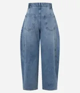 Pantalón de jean estilo barrel con cintura alta, cierre frontal con botón y cremallera, y recortes laterales que definen su silueta amplia y moderna.