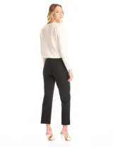 Pantalón de tiro alto con cintura elástica, corte recto y detalle de pespunte vertical en el frente de las piernas. Confeccionado en tejido elastizado.