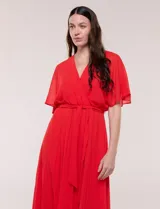 Vestido midi Sandra Darren de gasa plisada color rojo, con escote en V cruzado, mangas cortas fluidas y lazo ajustable en la cintura.
