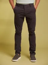 Pantalon tipo chino de corte ajustado, color gris oscuro, con cierre de boton y cremallera, y bolsillos laterales.