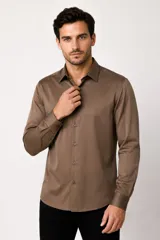Camisa de poliéster color marrón, de corte holgado, con mangas largas, cuello camisero clásico y cierre frontal de botones.