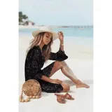 Vestido corto de encaje negro con diseño floral, escote en V profundo y mangas largas acampanadas. Presenta terminaciones con bordes festoneados.
