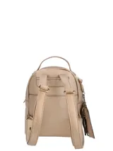 Mochila pequeña de ecocuero metalizado en tono dorado, con compartimento principal y bolsillo frontal con cierre. Incluye un llavero decorativo con borla y el logo de la marca en una placa metálica frontal.