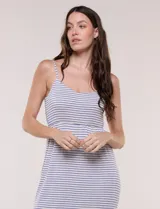 Vestido maxi de modal con estampado de rayas horizontales, escote redondo y tirantes finos. Presenta un corte debajo del busto con fruncido y una falda fluida con abertura lateral.