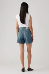 Short de jean celeste de tiro alto, corte holgado y largo a la rodilla.