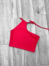 Top blanco irregular con un solo bretel y espalda descubierta.