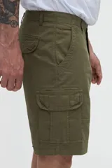 Bermuda cargo de gabardina color tostado, con bolsillos laterales y bolsillos cargo con solapa en las piernas. Calce relajado.