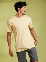 Camiseta de manga corta color amarillo pálido o arena, con cuello redondo y un bolsillo pequeño en el pecho.