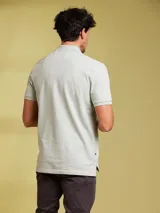 Remera polo salmón de corte regular, confeccionada en algodón. Presenta cuello clásico con botones y logo bordado en el pecho.