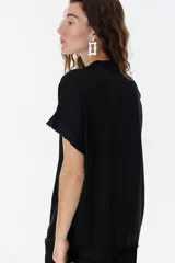 Blusa celeste con escote en V, mangas cortas y detalle desflecado en mangas y ruedo.