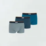 Pack de tres bóxers ajustados de algodón en tonos azul, verde oscuro y celeste con estampado geométrico y cinturillas elásticas con detalle contrastante.