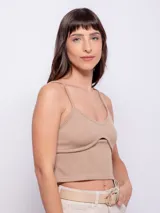 Top color beige al cuerpo sin mangas, con escote en v, tirantes finos y abertura en parte central.