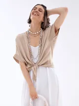 Camisa negra con mangas cortas, escote en V y nudo en la parte delantera.