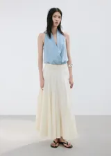 Top halter de denim suave color celeste, con escote en V cruzado y diseño corto.
