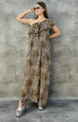 Vestido largo de un solo hombro con volados y estampado de leopardo.