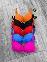 Top de bikini con nudo central y tirantes regulables.