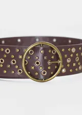 Cinto blanco de cuero sintético con hebilla redonda dorada y tachas doradas de diferentes formas.