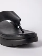 Sandalias negras con plataforma de 3 cm y tira ancha sobre el empeine.