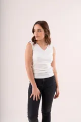 Camiseta sin mangas de color blanco, con escote en V y diseño básico ajustado.